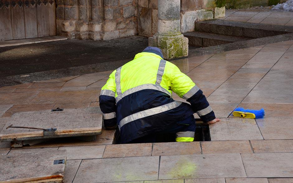 comment déboucher canalisation wc Suresnes